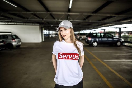 Frau mit Servus T-Shirt